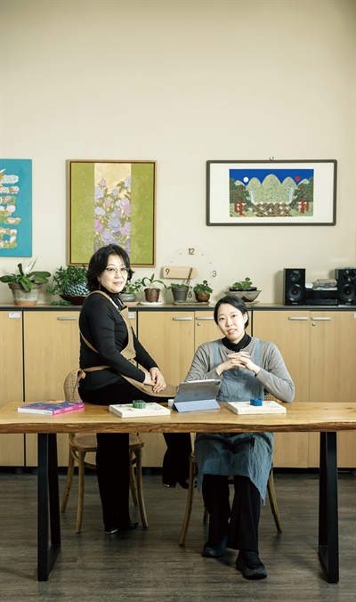 강효진민화연구소에서 만난 강효진 작가(왼쪽)와 이민정 작가(오른쪽)