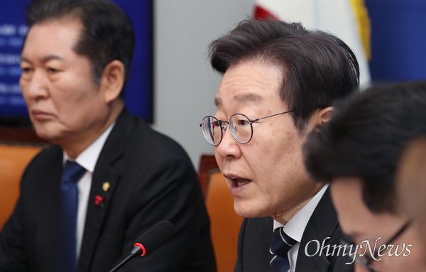 이재명 더불어민주당 대표가 22일 서울 여의도 국회에서 열린 최고위원회의에서 발언하고 있다.
