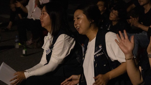 문화제 공연을 보고 있는 이지영 사무장(왼)과 박수를 치는 박정혜 수석부지회장(오른)