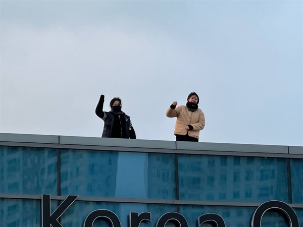 고공농성장에서 소현숙 조직2부장(왼)과 박정혜 수석부지회장(오른)이 투쟁을 외치고 있다.