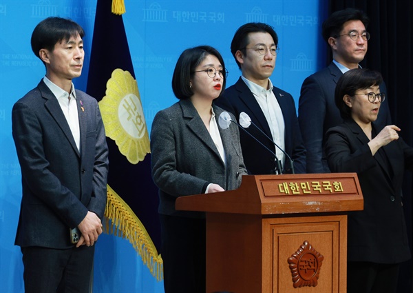 기본소득당 용혜인 상임대표가 22일 오전 국회 소통관에서 민주진보진영 기자회견을 하고 있다.