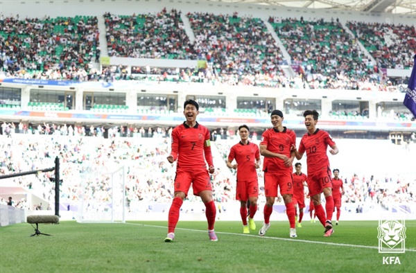  손흥민(7번)이 요르단과의 경기에서 선제골을 넣은 뒤 환호하고 있다