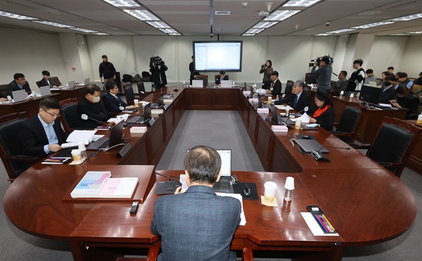 류희림 방송통신심의위원장이 지난 1월 22일 서울 양천구 목동 방송통신심의위윈회 대회의실에서 열린 제3차 전체회의에서 인사말을 하고 있다.
