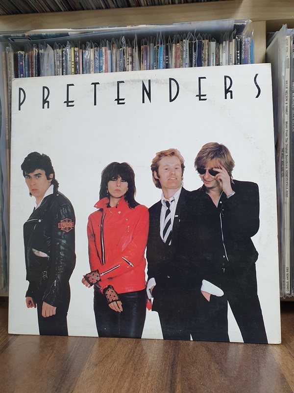  펑크 뉴웨이브 밴드 Pretenders의 데뷔 음반에 밴드 멤버들 모습이 실려 있다.