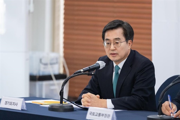 김동연 경기도지사가 22일 오후 서울 프레스센터에서 대중교통비 지원 정책인 'K 경기패스'를 발표하고 있다.