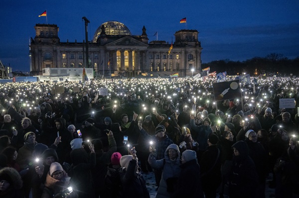 독일 수도 베를린의 의회 건물 앞에서 지난21일(현지시간) 대규모 인파가 극우 정당 AfD의 반이민 논의에 항의하는 시위에 참여하고 있다. 