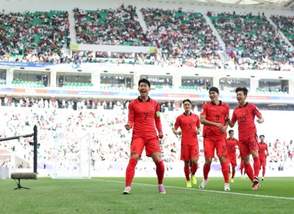  한국 축구대표팀 선스들이 지난 21일 2023 카타르아시안컵 요르단과의 조별리그 2차전에서 득점을 기뻐하고 있다