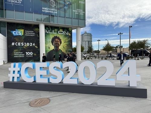 세계 최대 가전·IT 전시회 CES 2024가 열린 미국 라스베이거스 컨벤션센터 웨스트홀에 있는 'CES 2024' 구조물.