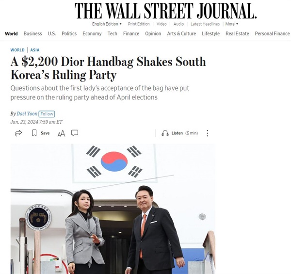 23일 <월스트리트저널(WSJ)>은 "2천2백 달러짜리 디올 핸드백이 한국의 집권당을 뒤흔들다"라는 제목의 기사를 보도했다. 기사는 "영부인의 가방 수수에 대한 의문은 4월 총선을 앞두고 여당에 부담으로 작용하고 있다"는 부제도 덧붙였다.