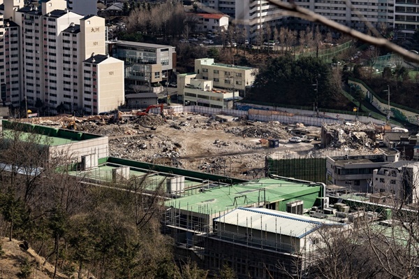 신사 1구역 재건축 구역 모습. 한국의 재개발은 전면 철거 방식으로 진행된다. © 정민구
