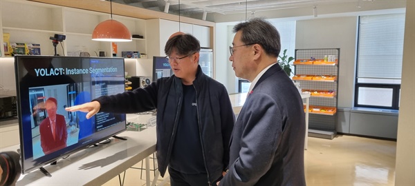 박윤규 과학기술정보통신부 2차관이 24일 오전 서울 강남구 오픈엣지테크놀로지에서 열린 2024년 AI 일상화 연속 현장 간담회(온디바이스AI)에 앞서 트래핑 기술을 기반으로 한 AI 시스템을 살펴보고 있다.
