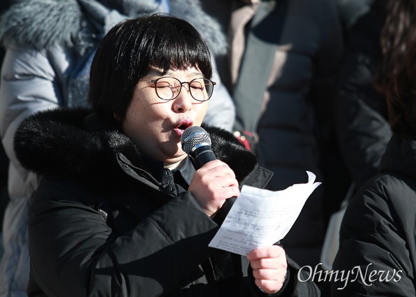 도우경 (사)부산장애인부모회 회장이 24일 북구청 앞 기자회견에서 사과한 오 구청장을 향해 쓴소리를 던지고 있다.