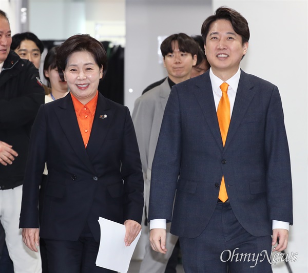 이준석 개혁신당 대표와 양향자 한국의희망 대표가 24일 국회 소통관에서 합당을 선언하기 위해 회견장에 들어서고 있다.
