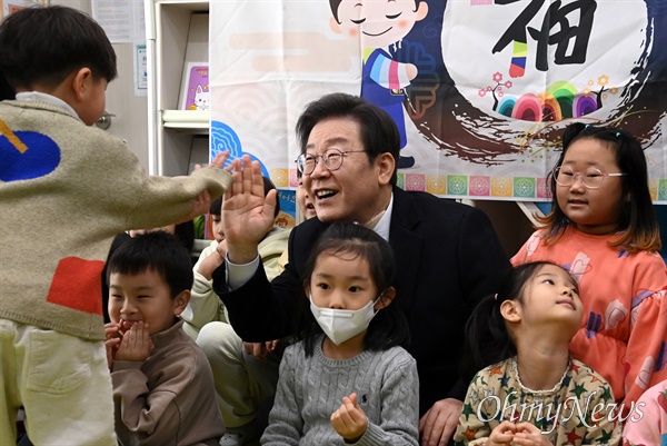  이재명 더불어민주당 대표가 24일 오후 경기도 김포 청룡어린이집을 방문해 어린이들과 하이파이브를 하고 있다.
