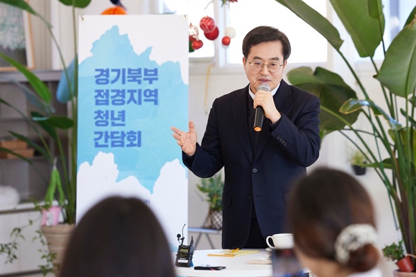 김동연 경기도지사가 24일 오전 포천시 한 카페에서 열린 포천시 청년들과의 간담회에서 인사말을 하고 있다.