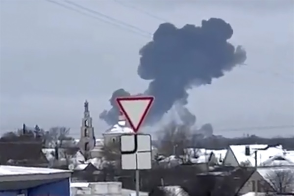 24일(현지시간) 러시아 수송기 추락사고 현장에서 연기 피어오르는 모습
