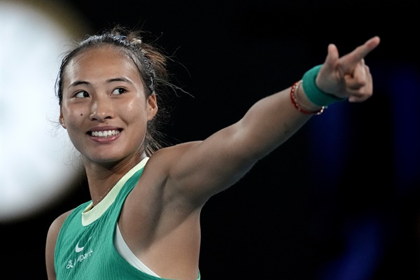  2024년 1월 24일 수요일 호주 멜버른 파크에서 열린 호주 오픈 테니스 챔피언십 8강전에서 중국의 정 친웬(Zheng Qinwen)이 러시아의 안나 칼린스카야(Anna Kalinskaya)를 꺾은 후 손을 흔들고 있다.
