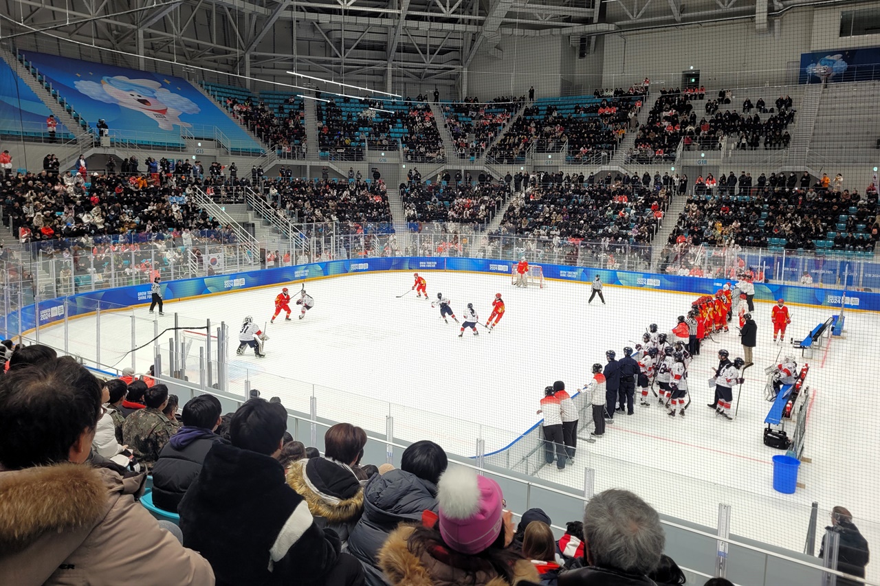  24일 강릉하키센터에서 열린 2024 강원 동계 청소년 올림픽 3 온 3 여자 아이스하키 준결승전에서 관중들이 열띤 응원을 펼치고 있다.