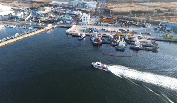 창원해경, 100톤급 예인선 침수 발생해 긴급 배수와 방제 작업.