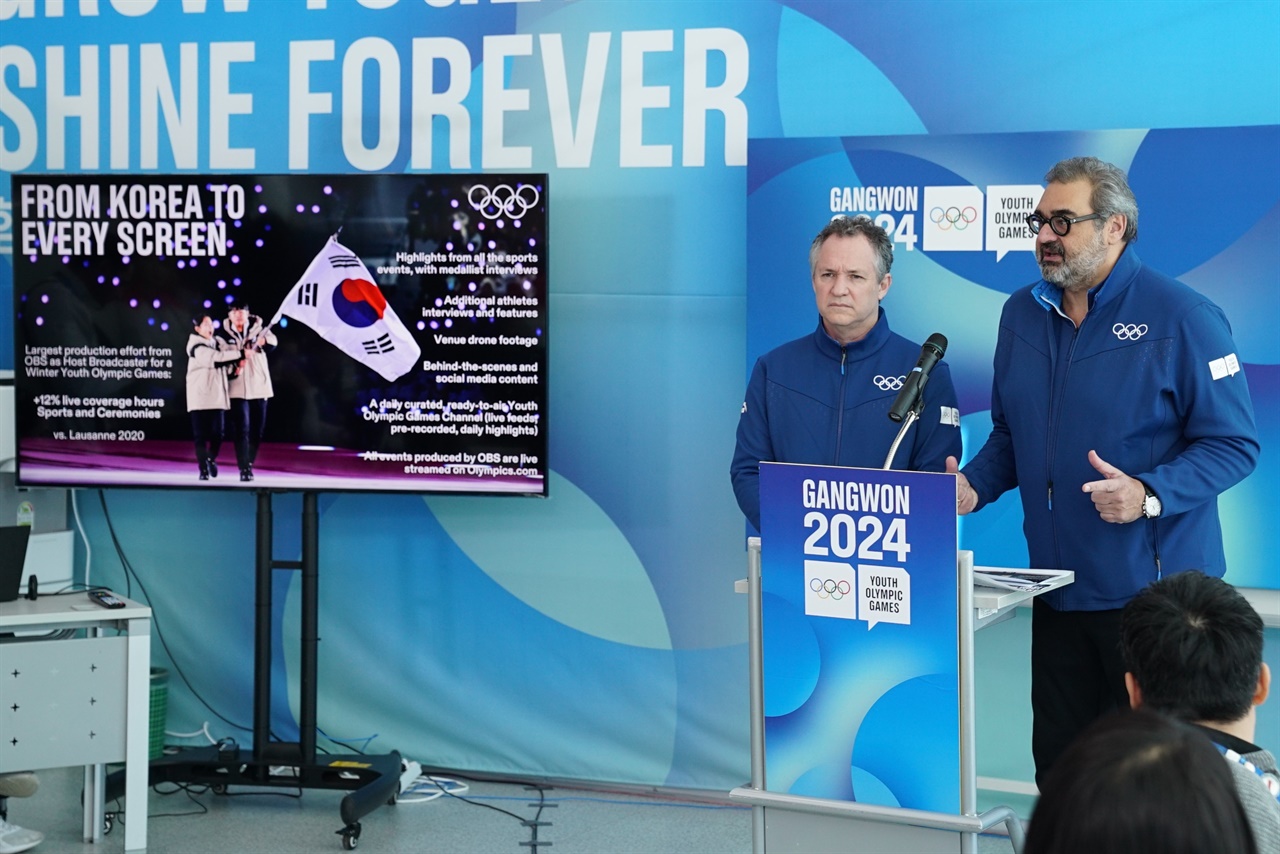  1월 24일 메인미디어센터에서 진행된 IOC 기자 간담회에서 레안드로 라로사 IOC 디지털 인게이지먼트 마케팅 국장(왼쪽)와 야니스 에자르호스 OBS CEO가 이번 대회 흥행을 소개하고 있다.

