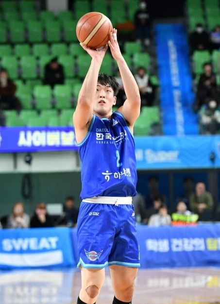  프로농구 대구 한국가스공사 신승민이 25일 부산 KCC전에서 슛을 시도하고 있다