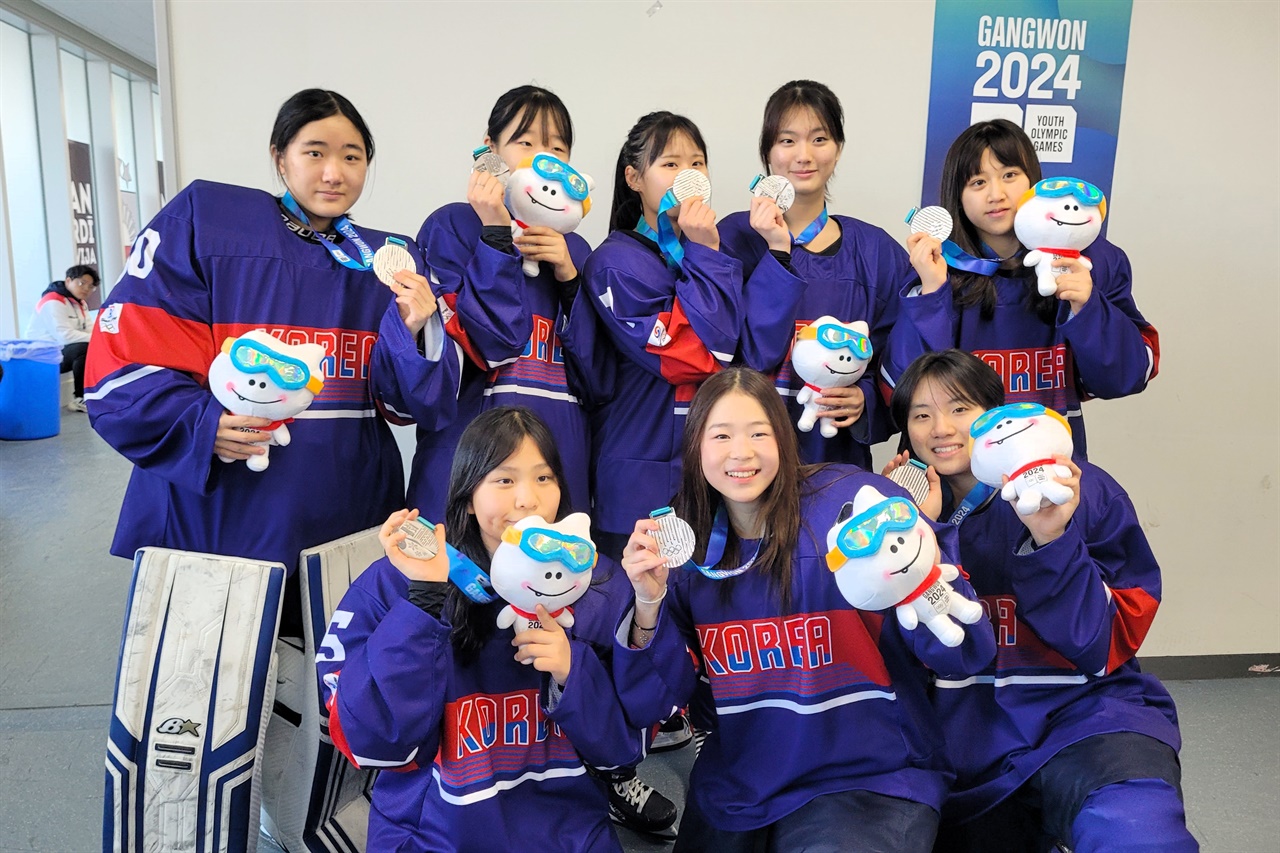  25일 2024 강원 동계 청소년 올림픽 여자 3 on 3 아이스하키에서 은메달을 따낸 대표팀 선수들이 메달을 들고 포즈를 취해보이고 있다.