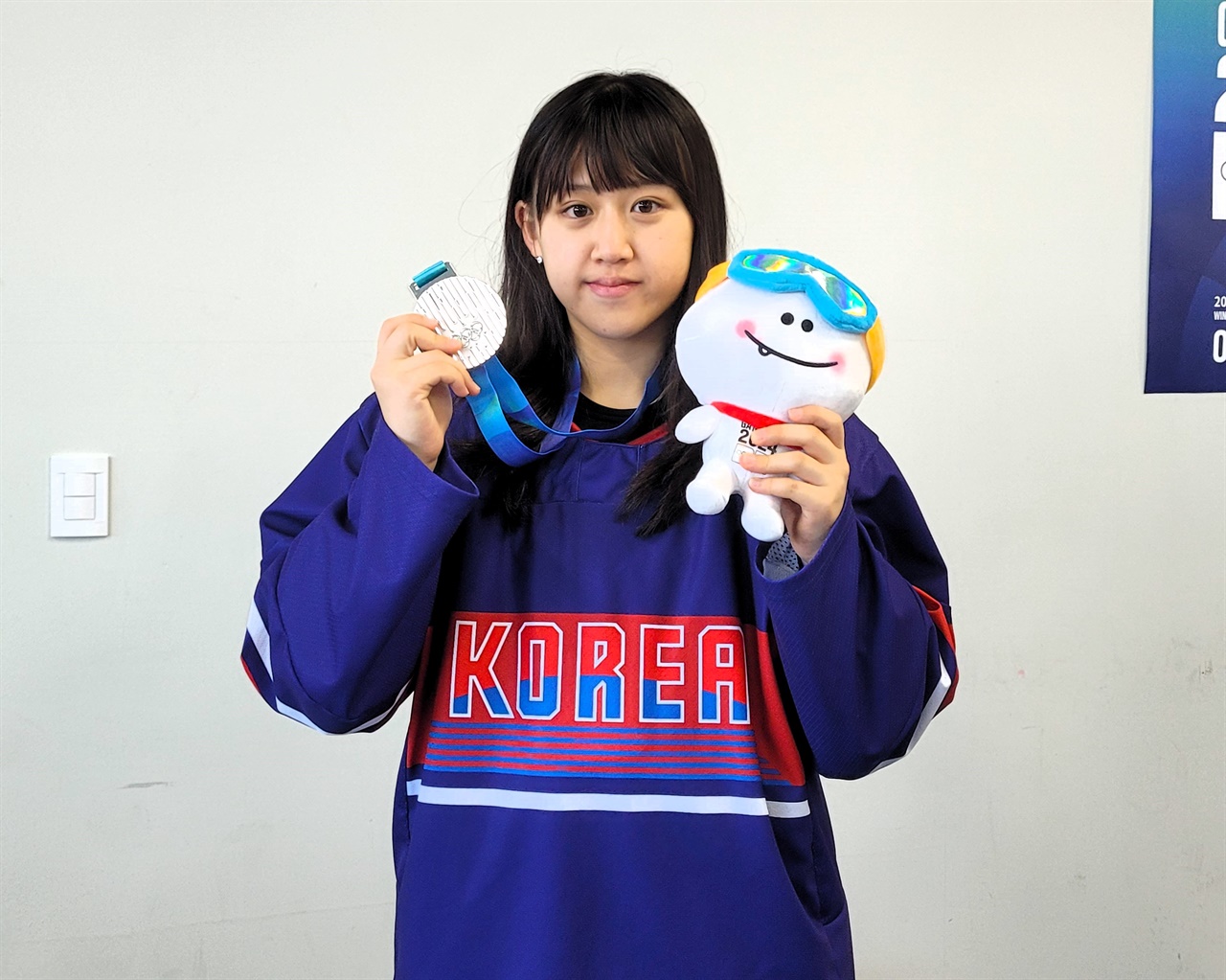  2024 강원 동계 청소년 올림픽 여자 3 온 3 아이스하키에서 은메달을 딴 나세영 선수가 은메달을 들고 포즈를 지어보이고 있다.