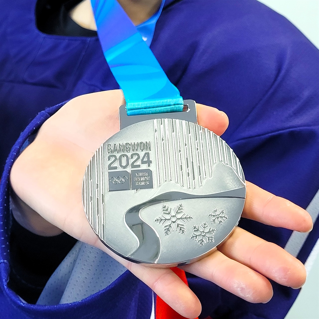  2024 강원 동계 청소년 올림픽 여자 3 온 3 아이스하키에서 은메달을 획득한 심서희 선수가 메달을 들어보이고 있다.