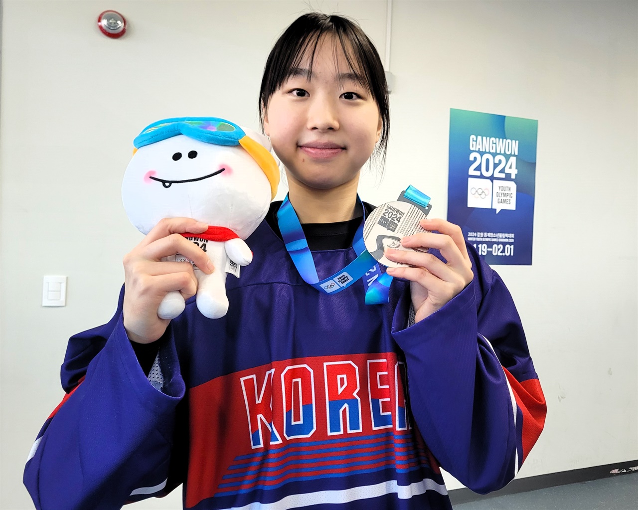   25일 2024 강원 동계 청소년 올림픽 여자 3 온 3 아이스하키에서 은메달을 딴 심서희 선수가 메달과 마스코트 인형 '뭉초'를 들어보이고 있다.