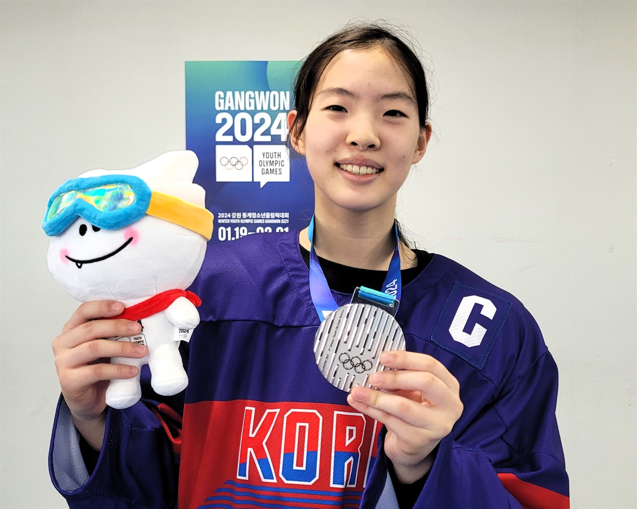   25일 2024 강원 동계 청소년 올림픽 여자 3 온 3 아이스하키에서 은메달을 획득한 박주연 선수가 메달과 함께 포즈를 짓고 있다.