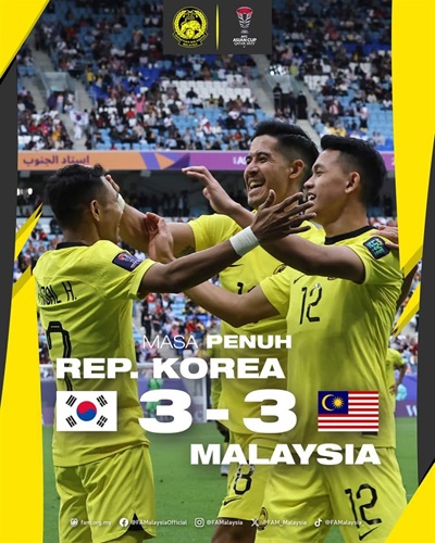 대한민국과 비긴 경기를 대서 특필한 말레이시아  말레이시아가 후반 추가 시간에 극적으로 동점을 이루자 환호하는 선수들