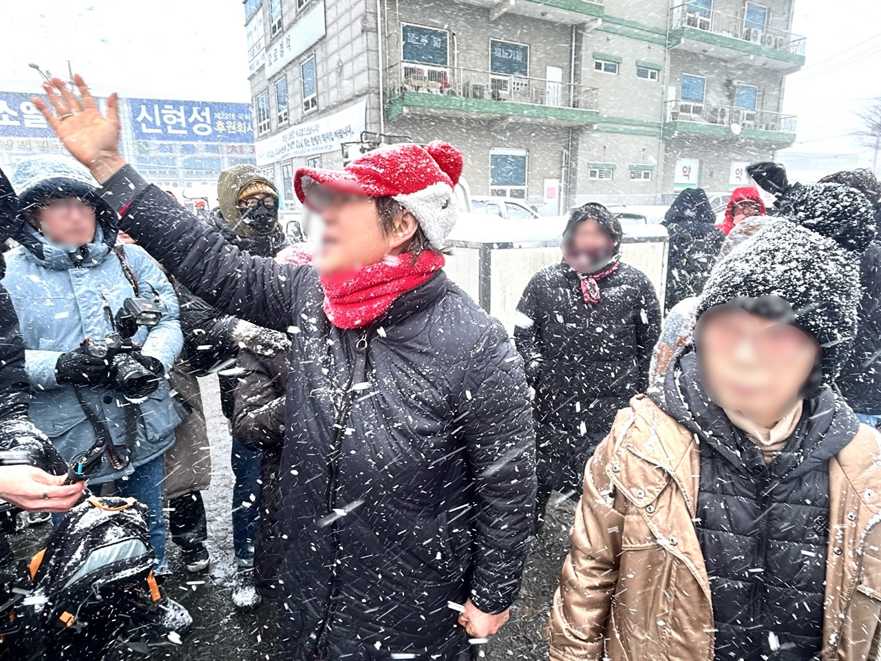 지난 23일 윤석열 대통령이 서천특화시장 화재현장 방문 당시 자신들을 만나지도 않았다며 피해 상인들이 항의했다.