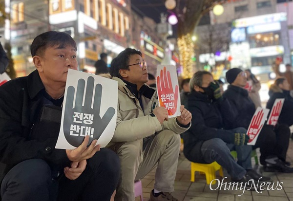 1월 26일 저녁 창원 상남분수광장에서 열린 “20번째 윤석열퇴진 촛불 문화제”