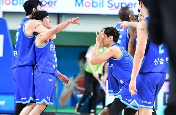  프로농구 대구 한국가스공사 선수들이 이 27일 원주 DB전에서 승리를 기뻐하고 있다