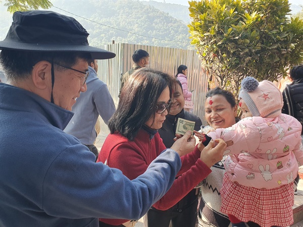 페와호수 힌두사원 앞에서 한국에서 일했던 네팔 젊은 부부를 만났다.