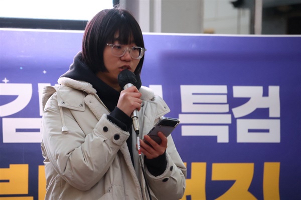 1월 27일 오후에 열린 대구촛불대행진에서 김선형 대학생이 발언하고 있다.
