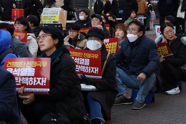 1월 27일 오후에 열린 대구촛불대행진에 참가한 사람들이 집회를 보고있다. 