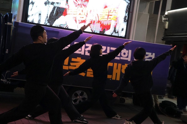 1월 27일 오후에 열린 대구촛불대행진에서 대구경북대학생진보연합 회원들이 조일권의 노래를 공연하고 있다.