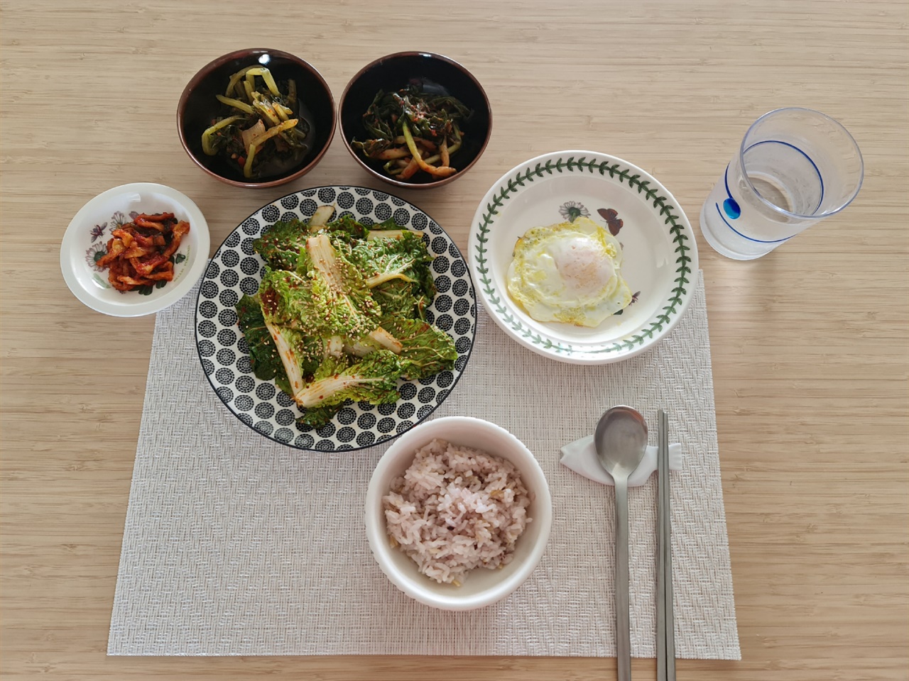 봄동 겉절이, 무말랭이, 열무김치, 파김치로 차린 밥상