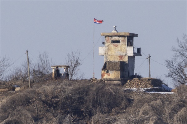 지난 1월 15일 경기도 파주시 임진강변에서 바라본 북측 초소에서 북한군이 외투로 몸을 감싼 채 대기하고 있다.