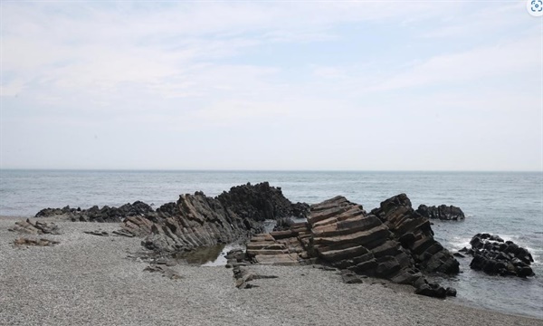  울산광역시 북구 산하동 화암마을 해변에 있는 주상절리.울산광역시 기념물 제42호다.이 주변에 의료휴양시설을 포함한 울산 해양관광단지가 추진된다.
