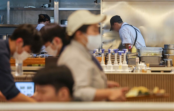 1월 28일 서울 시내 한 음식점에서 직원들이 근무하고 있다.

