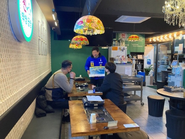 김형근 더불어민주당 울산 남구을 국회의원 예비후보가 지역구의 한 식당에서 울산 부유식 해상풍력에 대해 설명하고 있다. 