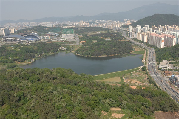 광주광역시 민간공원 특례사업 대상지 중 한 곳인 중앙공원 1지구는 풍암호수를 품고 있다.