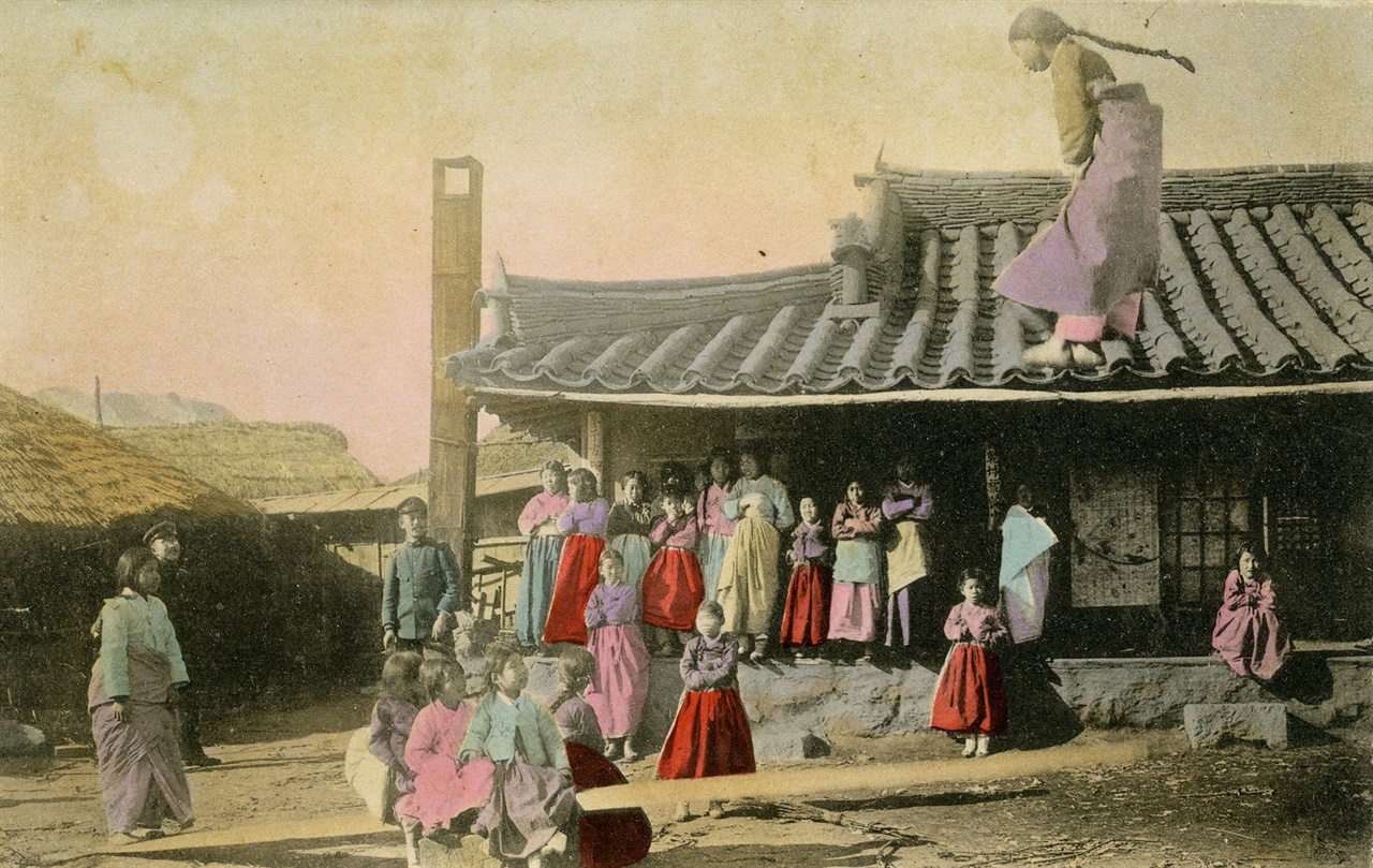 널판을 구르니 몸이 지붕까지 오른다.(1920년대에 발행한 엽서의 그림), 공유마당 제공 이미지.