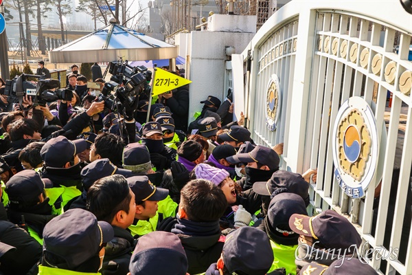 이태원참사 특별법에 대한 재의요구안이 국무회의에서 의결되자 유가족들이 청사 출입문을 붙잡고 오열하며 항의하고 있다.