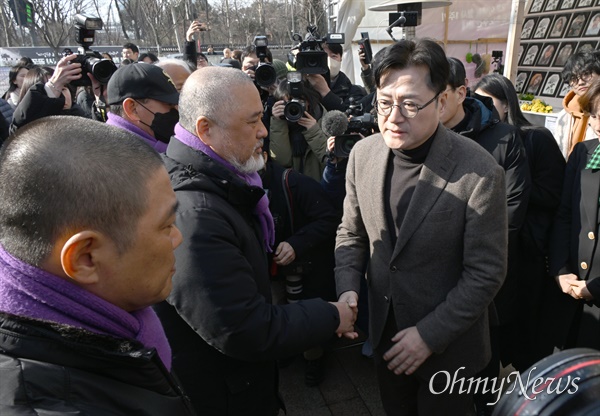 홍익표 더불어민주당 원내대표가 30일 서울 중구 서울광장에 마련된 이태원참사 분향소를 찾아 유가족을 위로하고 있다.