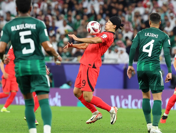  30일(현지시간) 카타르 알라이얀 에듀케이션 시티 스타디움에서 열린 2023 아시아축구연맹(AFC) 아시안컵 16강전 한국과 사우디아라비아의 경기. 조규성이 패스를 가슴으로 받아내고 있다.