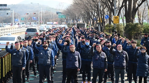 금속노조 경남지부는 31일 오후 서울 양재동 현대차 본사 앞에서 “현대비앤지스틸 투쟁승리를 위한 결의대회”를 열었다.