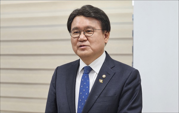 더불어민주당 황운하(대전중구) 의원이 31일 대전시의회에서 총선 출마를 선언하고 있다.